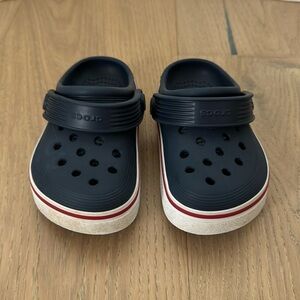 Crocs toddler size 8 - off court clog in navy with red stripe